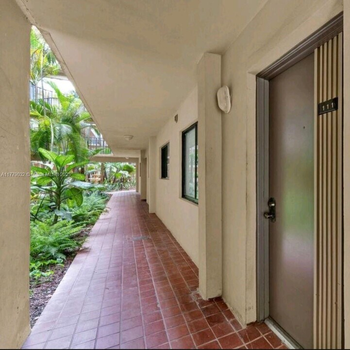 8615 NW 8th St in Miami, FL - Foto de edificio