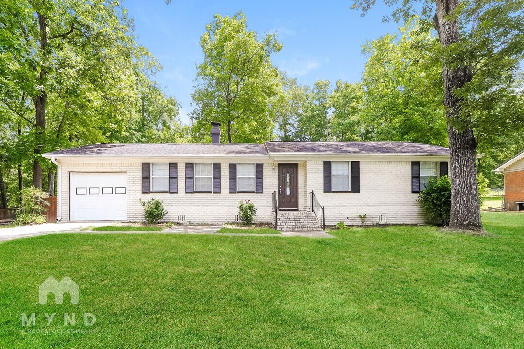 320 Navajo Pines Dr in Alabaster, AL - Building Photo