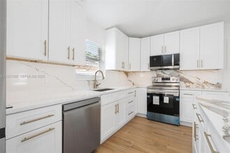 102 SW 13th Ave in Delray Beach, FL - Foto de edificio - Building Photo