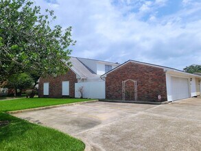12439 Coursey Blvd in Baton Rouge, LA - Foto de edificio - Building Photo