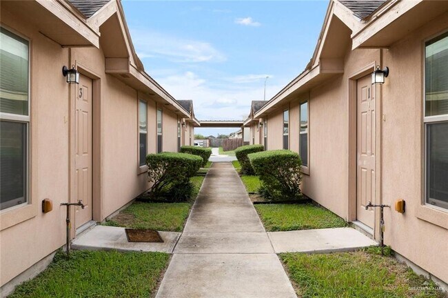 9 Taxco Ct in Edinburg, TX - Foto de edificio - Building Photo