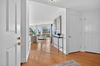 555 5th Ave NE in St. Petersburg, FL - Foto de edificio - Building Photo