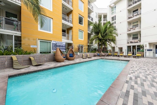 Desmond at Wilshire in Los Angeles, CA - Building Photo - Building Photo