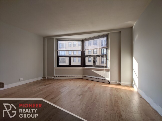 433 W Wellington Ave, Unit 8H in Chicago, IL - Building Photo - Building Photo