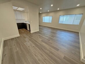 4328 Mammoth Ave, Unit 201 in Los Angeles, CA - Foto de edificio - Building Photo