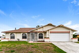 401 SE 18th St in Cape Coral, FL - Building Photo