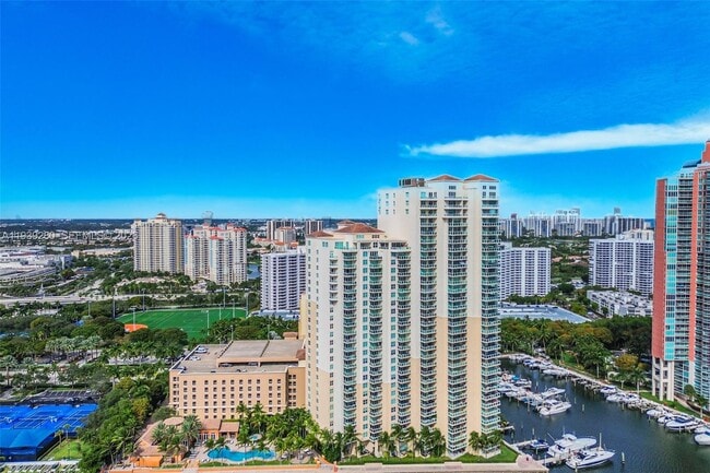 3330 NE 190th St in Miami, FL - Foto de edificio - Building Photo