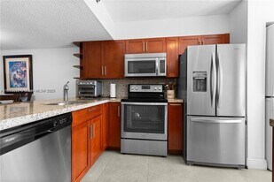 105 Riviera Cir in Weston, FL - Building Photo