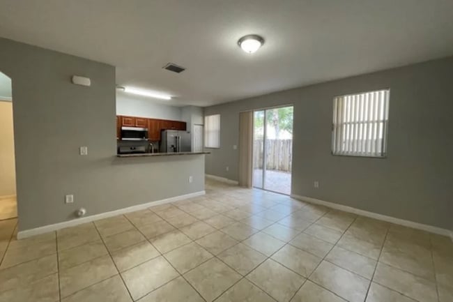 19222 SW 133rd St in Miami, FL - Foto de edificio - Building Photo