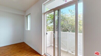 11622 Oxnard St in Los Angeles, CA - Foto de edificio - Building Photo