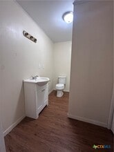 921 E Courthouse St in Cuero, TX - Building Photo - Building Photo