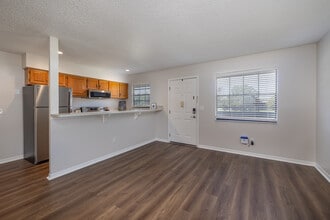 Hourglass Flats in Orlando, FL - Building Photo - Interior Photo