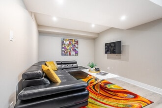 114 Shoreview Pl in Hamilton, ON - Building Photo - Building Photo