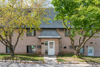 Finkbine Lane in Iowa City, IA - Building Photo - Building Photo