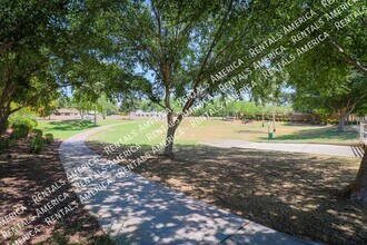 10606 W La Reata Ave in Avondale, AZ - Foto de edificio - Building Photo