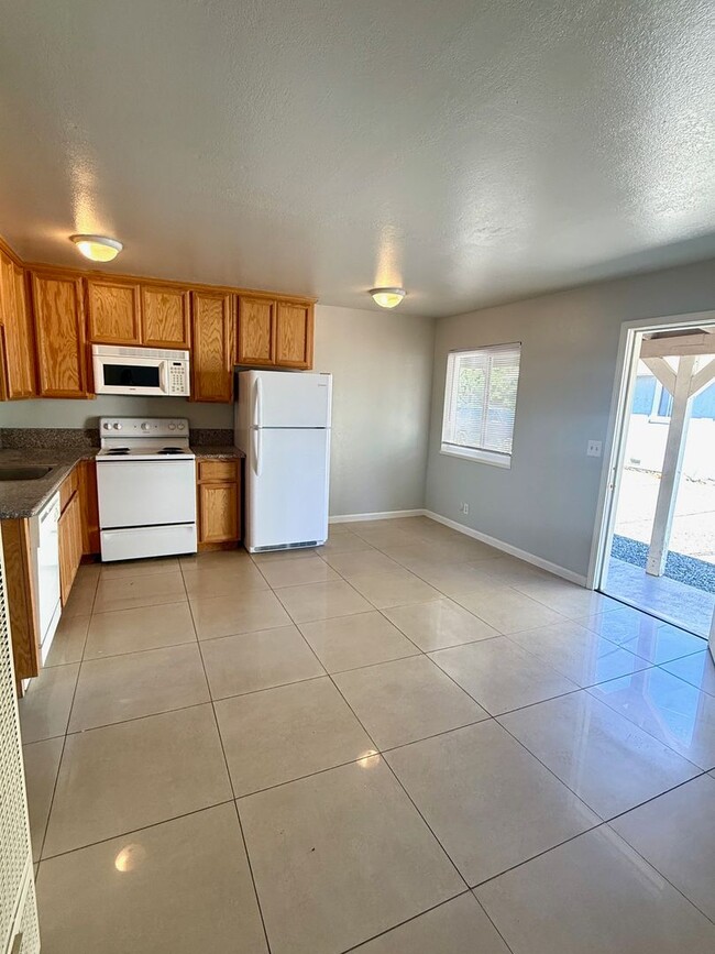 336 E Sycamore St in Willows, CA - Building Photo - Building Photo