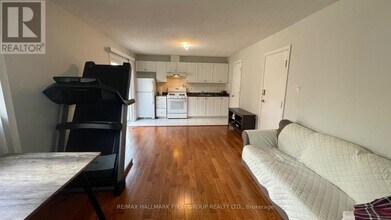 32 Fireside Dr in Toronto, ON - Building Photo - Building Photo