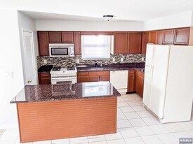 10 Elm Ct, Unit 2 in Bayonne, NJ - Building Photo