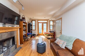 819 N Wood St, Unit #  02 in Chicago, IL - Building Photo - Building Photo