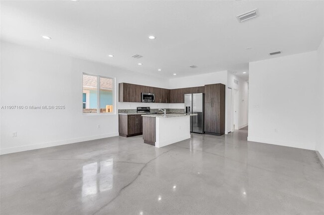 638 NW 15th Ave in Fort Lauderdale, FL - Foto de edificio - Building Photo