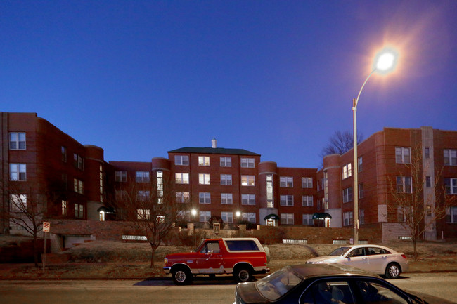 Devonshire Courtyard Apartments in St. Louis, MO - Foto de edificio - Building Photo