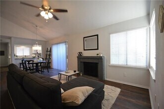 518 Hunters Glen St in Lewisville, TX - Foto de edificio - Building Photo