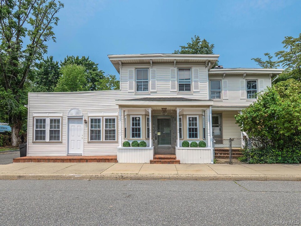 60 Grove St in Glenwood Landing, NY - Building Photo