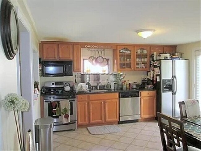 5 Clyde St, Unit #1 in Somerville, MA - Building Photo - Building Photo