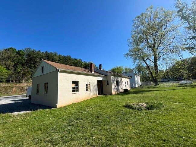 6075 Lee Hwy in Troutville, VA - Building Photo - Building Photo