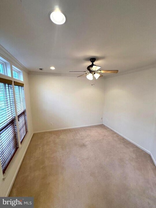 2100 Abbottsbury Way in Woodbridge, VA - Building Photo