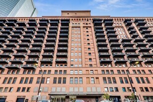 165 N Canal St in Chicago, IL - Building Photo