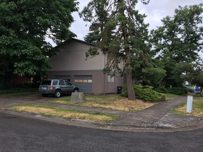 1889 10th St in Springfield, OR - Building Photo - Building Photo