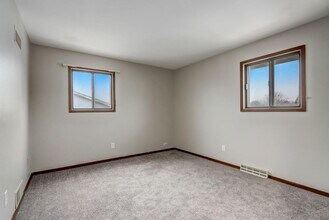 8543 W Fairy Chasm Dr in Milwaukee, WI - Building Photo - Building Photo