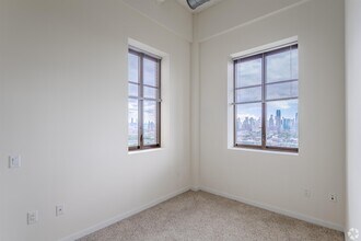 20 Beacon Way in Jersey City, NJ - Building Photo - Building Photo