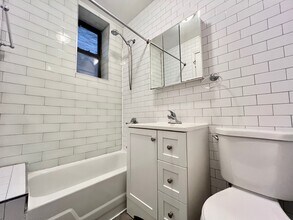 386 Manhattan Ave in New York, NY - Building Photo - Building Photo