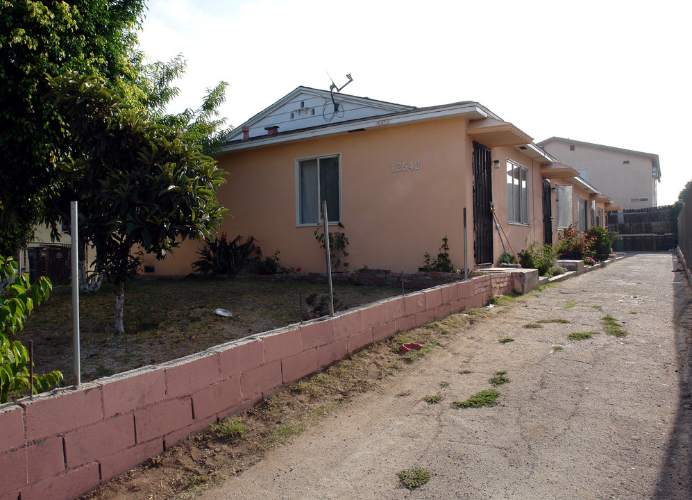 12542 Eucalyptus Ave in Hawthorne, CA - Building Photo