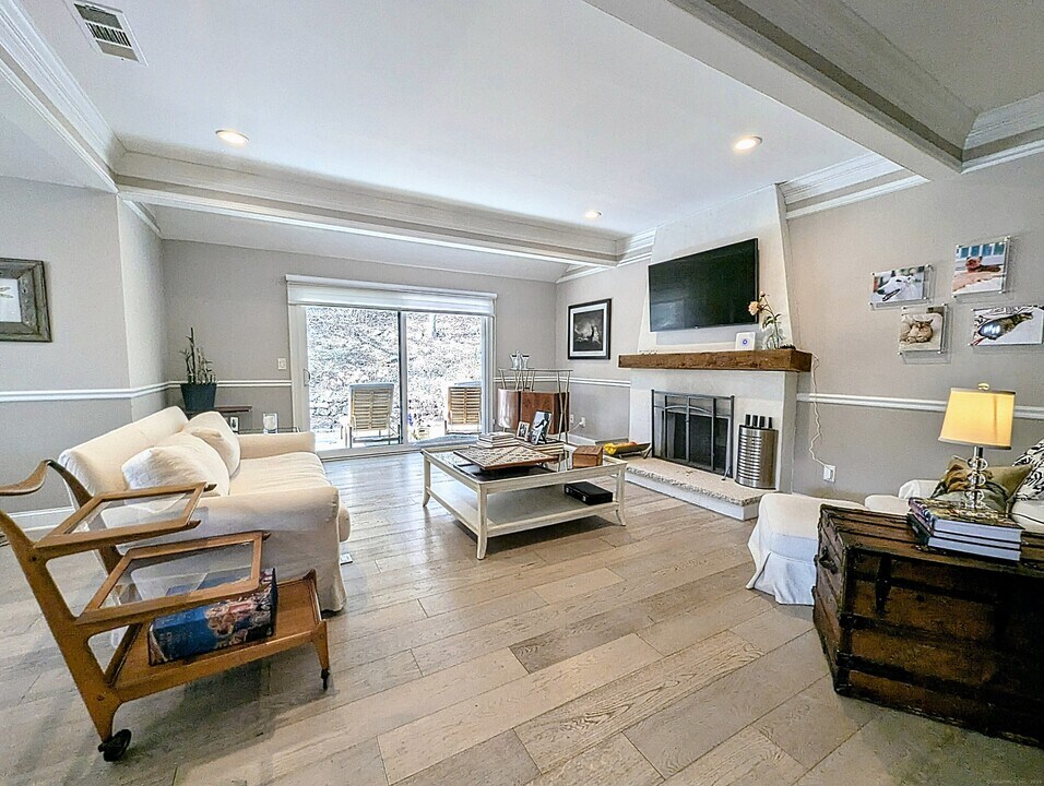 1036 Heritage Vlg in Southbury, CT - Building Photo