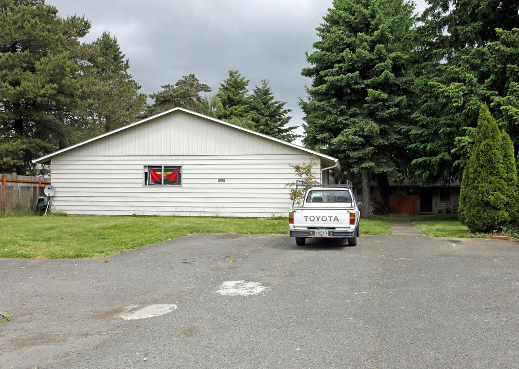 19911 NE Halsey St in Portland, OR - Building Photo