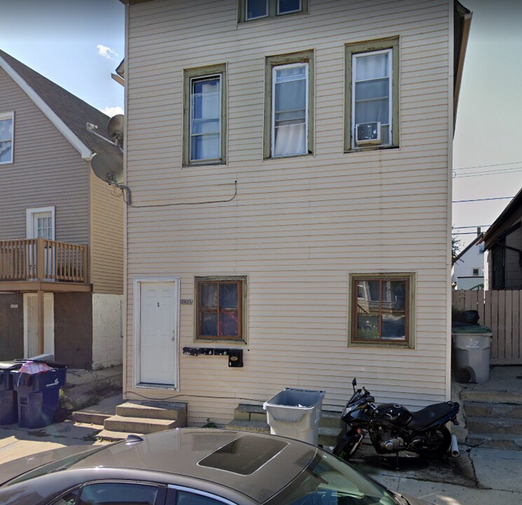 2421 S 5th Pl in Milwaukee, WI - Building Photo