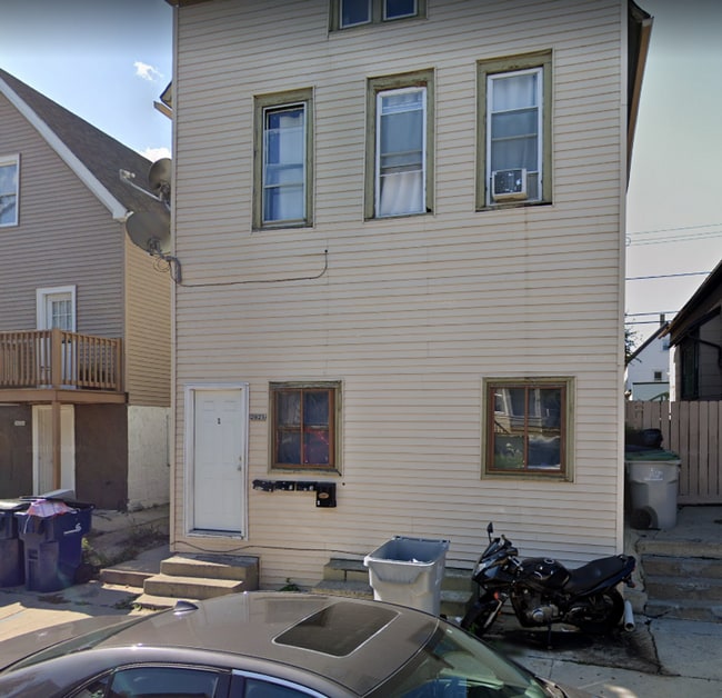 property at 2421 S 5th Pl