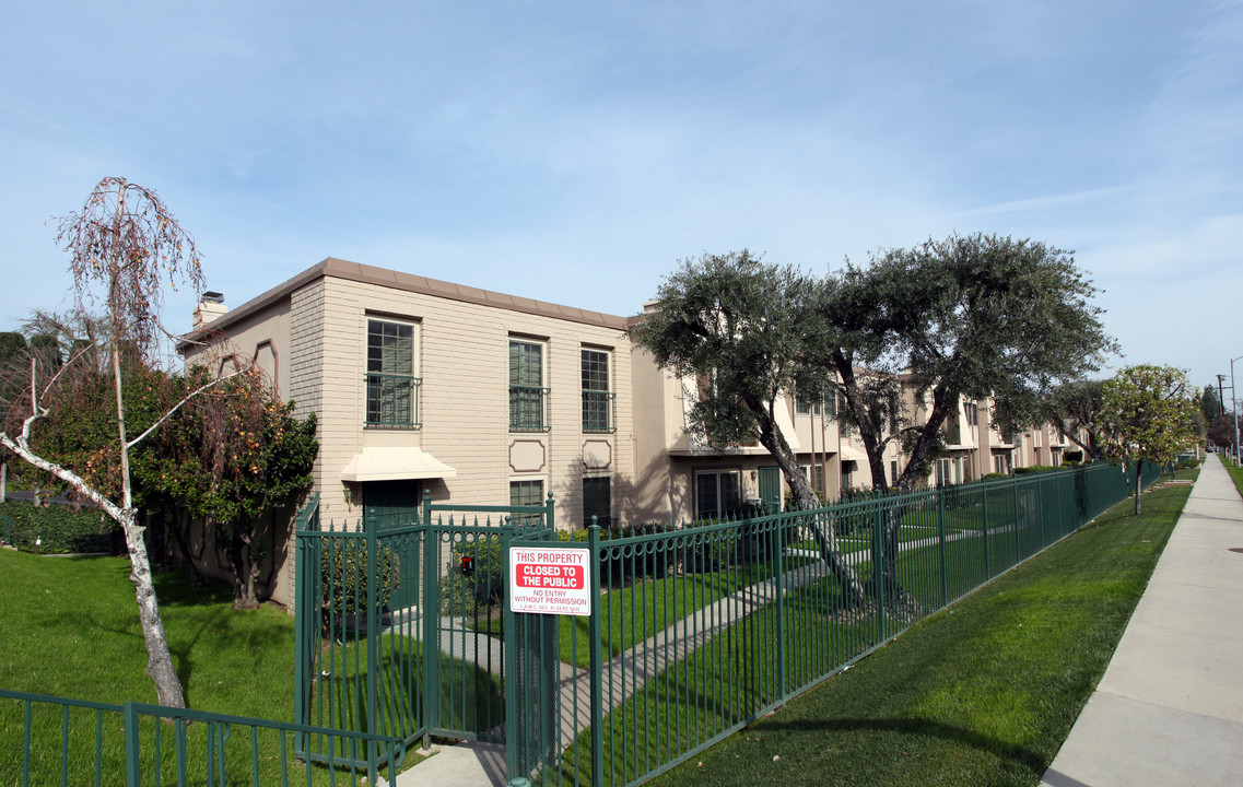 Fountain Park in Woodland Hills, CA - Building Photo