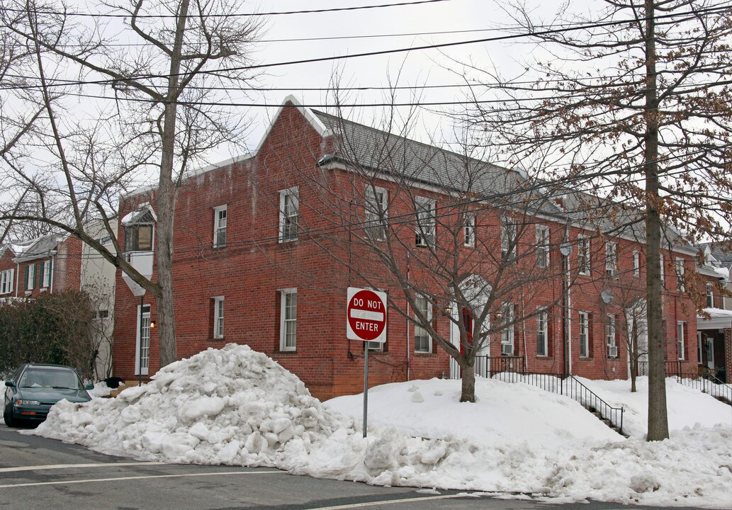 3915 W St NW in Washington, DC - Building Photo