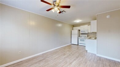208 Lynn Dr in Bryan, TX - Building Photo - Building Photo