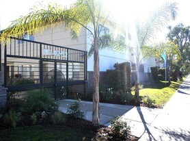 112 in Los Angeles, CA - Building Photo