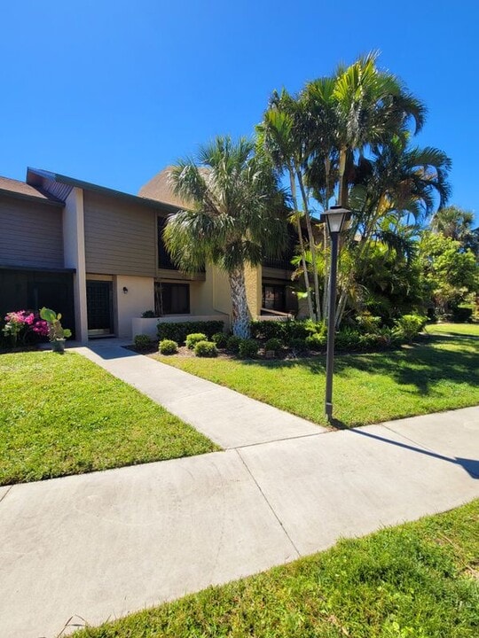896 Sunridge Dr in Sarasota, FL - Building Photo