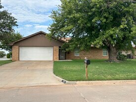 910 Village Dr in Altus, OK - Building Photo