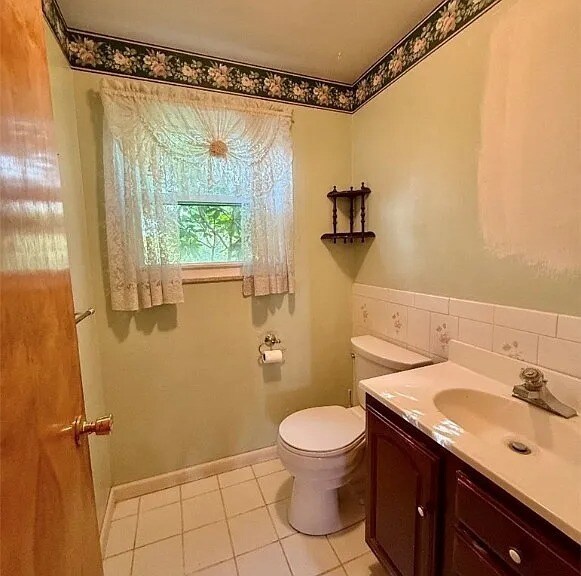 1517 Rolling Acres Rd in New Cumberland, WV - Building Photo