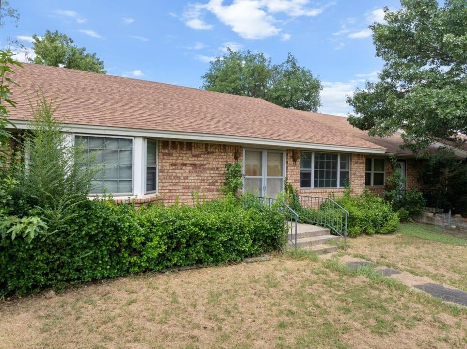 1425 N Stoneridge Manor in Ardmore, OK - Foto de edificio