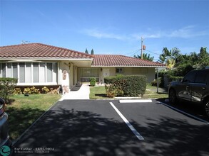 1911 NE 27th Ct in Lighthouse Point, FL - Foto de edificio - Building Photo