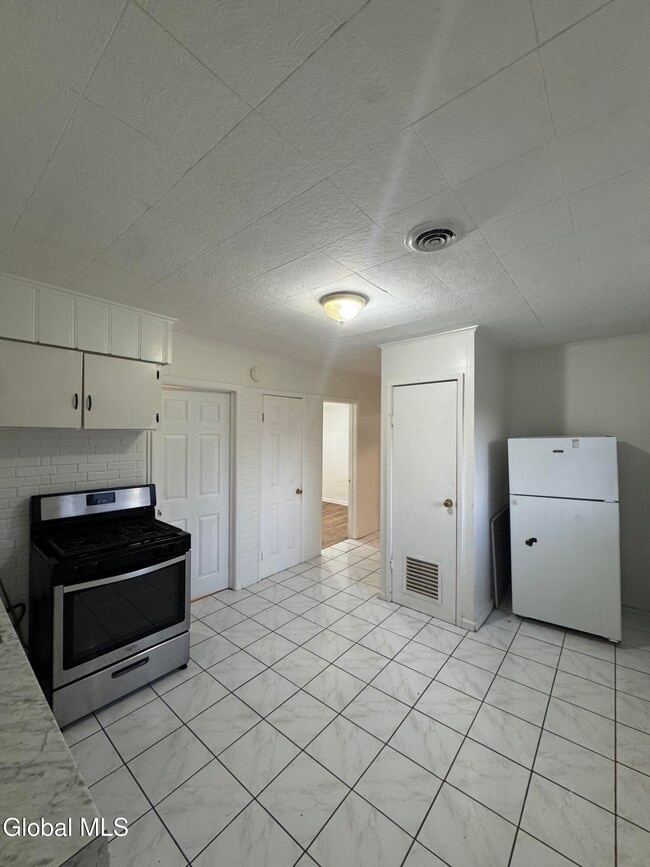 1701 Carrie St in Schenectady, NY - Building Photo - Building Photo